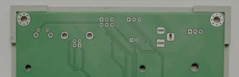 Les épaulements maintiennent le stencil aligné sur le PCB